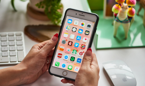 How can saving emergency numbers in your phone under clear labels help in stressful situations