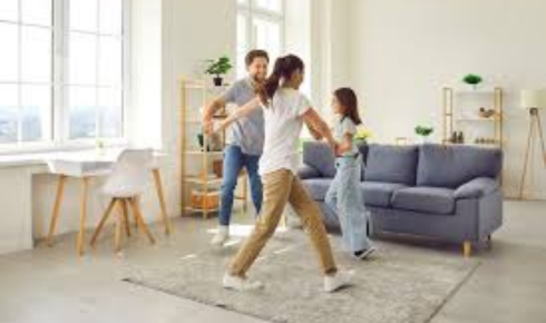 How can setting a fixed weekly review meeting with your contractor keep renovation progress on track