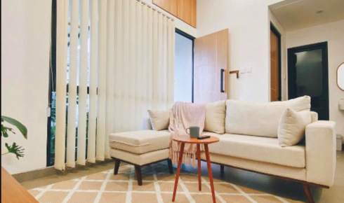 What benefit is there in checking wooden furniture legs for wobbling and tightening screws early