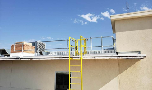 Why is it important to check if water tanks on the roof are placed on proper stands and not directly on the slab